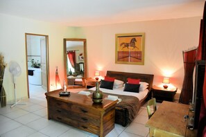 8 bedrooms, iron/ironing board, travel cot, free WiFi - Your secluded country oasis in southwest France (Montpon-Ménestérol)