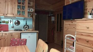 Kühlschrank, Mikrowelle, Herdplatte, Wasserkocher mit Kaffee-/Teezubehör