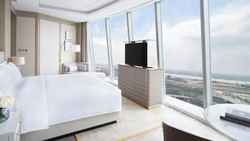 Superior suite | Luxe beddengoed, donsdekens, een minibar, een kluis op de kamer