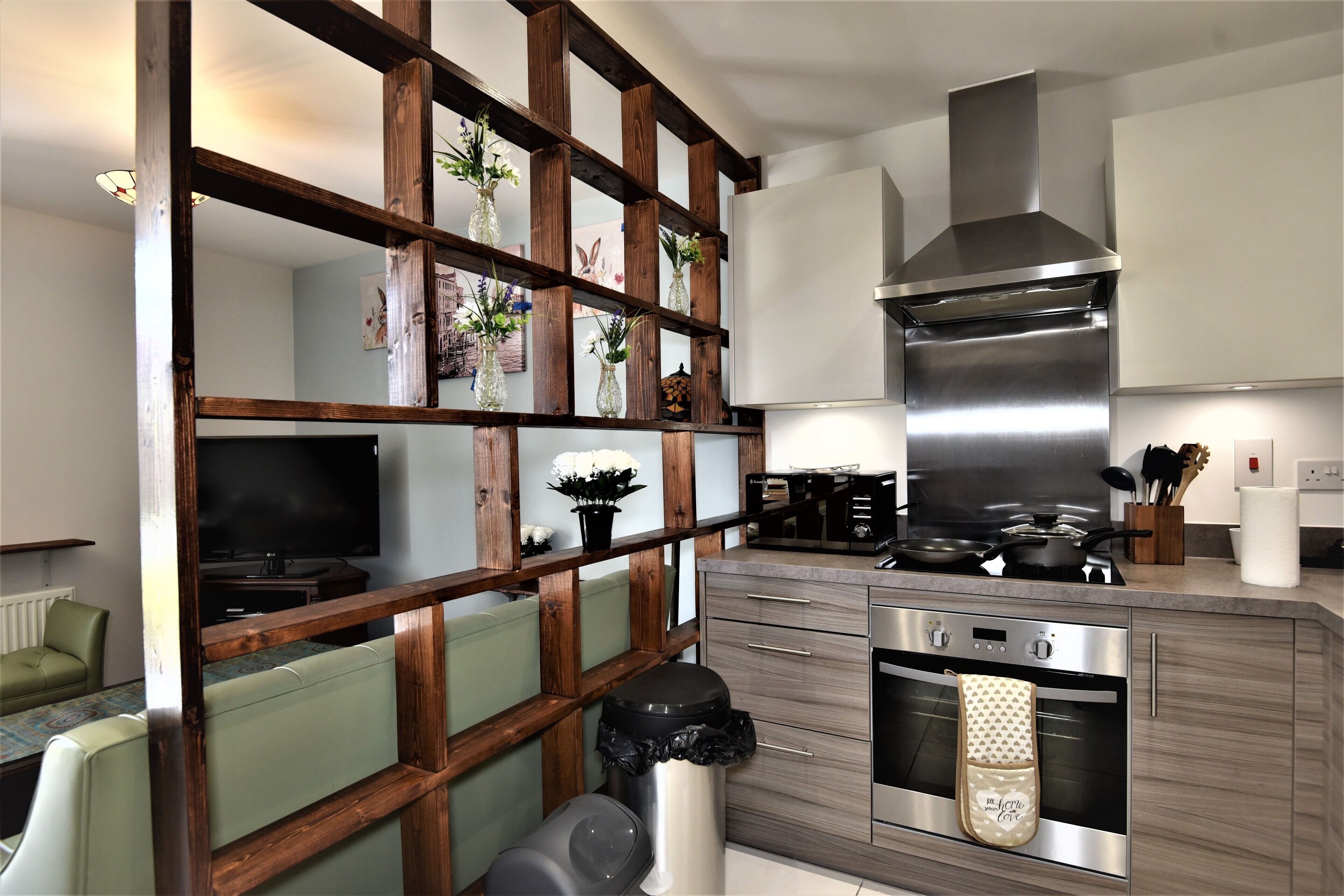 Executive Apartment | Private kitchen | Full-size fridge, microwave, oven, electric kettle