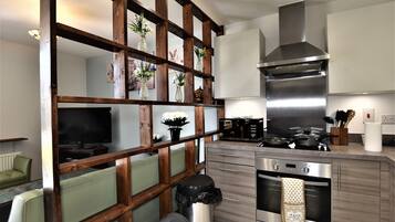 Executive Apartment | Private kitchen | Full-size fridge, microwave, oven, electric kettle