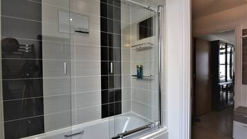 Executive Apartment | Bathroom shower