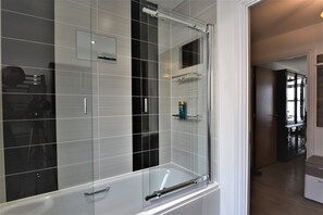 Executive Apartment | Bathroom shower