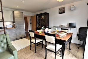 Family dining - Hughenden Garden Luxury Apartment (High Wycombe)