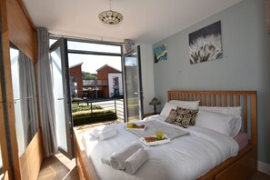 Executive Apartment | 2 bedrooms, individually decorated, individually furnished - Hughenden Garden Luxury Apartment (High Wycombe)