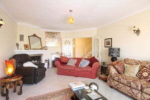 ห้องพัก | บริเวณนั่งเล่น | ทีวี, เตาผิง