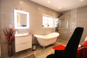 Room | Bathroom | Separate tub and shower, hair dryer, towels - Sunset Villa (Portimão)