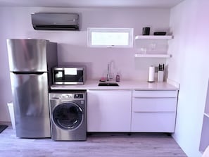 Kühlschrank, Mikrowelle, Wasserkocher mit Kaffee-/Teezubehör