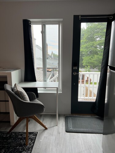 Modern Studio, Jitney to NYC train! Private Patio with NYC View! W/D