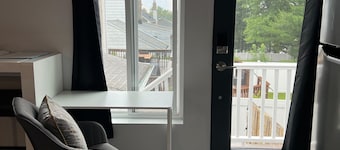 Modern Studio, Jitney to NYC train! Private Patio with NYC View! W/D