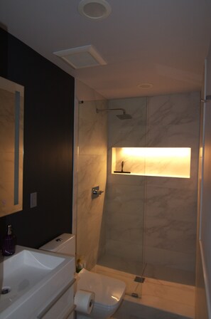 Shower, hair dryer, towels, soap - Modern Studio, Jitney to NYC train! Private Patio with NYC View! W/D (West Orange)