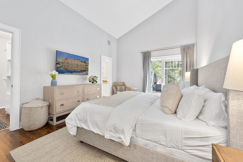 E. Hampton Beach House- Walk To Waterfront - Min. To Beaches- New Heated Pool - The Hamptons, NY
