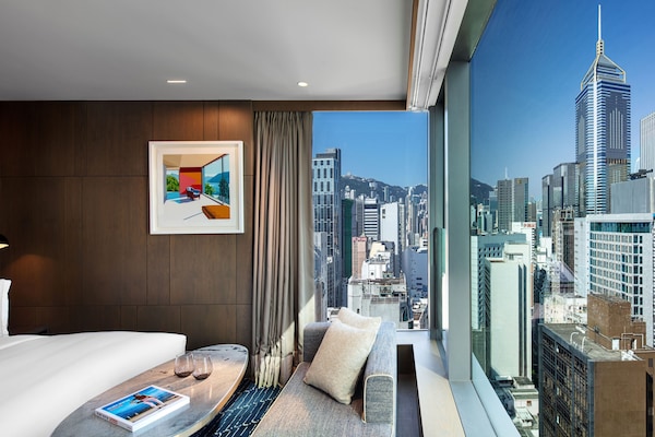 Premium Room, 1 Katil Raja (King), City View, Corner | Peralatan tempat tidur premium, bar mini, peti besi dalam bilik