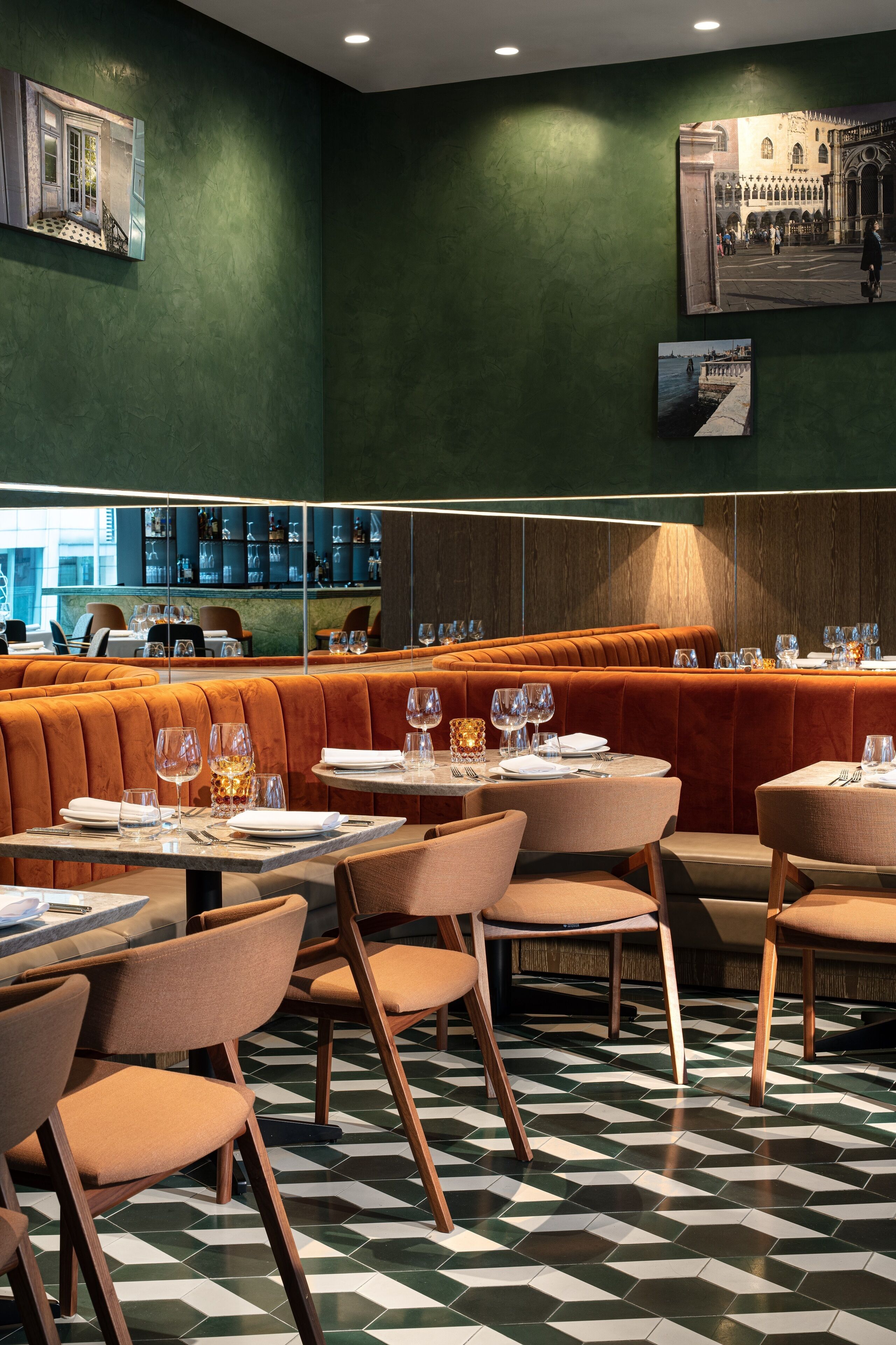 4 restaurants; breakfast, lunch, and dinner served