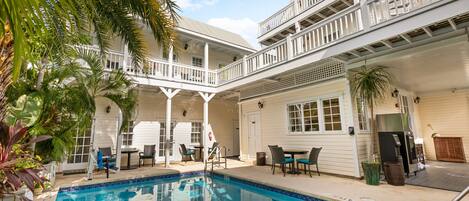 Et oppvarmet basseng