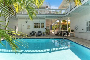 Et oppvarmet basseng