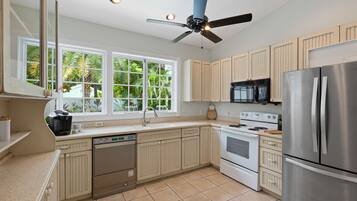 Geladeira, micro-ondas, cafeteira/chaleira, mesas de jantar