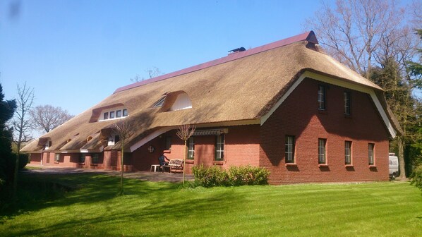 Exterior - Thatched roof vacation apartment De Leev - Country house Lübbertsfehn in the middle of East Frisia (Ihlow)