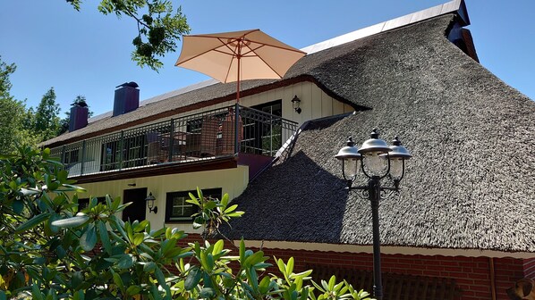 Exterior - Thatched roof vacation apartment De Leev - Country house Lübbertsfehn in the middle of East Frisia (Ihlow)