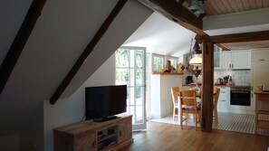 Fridge, microwave, oven, stovetop - Thatched roof vacation apartment De Leev - Country house Lübbertsfehn in the middle of East Frisia (Ihlow)