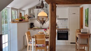 Fridge, microwave, oven, stovetop - Thatched roof vacation apartment De Leev - Country house Lübbertsfehn in the middle of East Frisia (Ihlow)