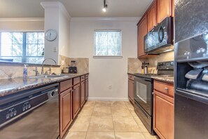 Condo, Plusieurs lits, piscine privée, vue sur le jardin | Cuisine privée | Réfrigérateur, four à micro-ondes, surface de cuisson, cafetière-théière