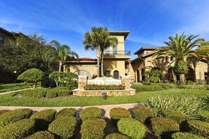 Property grounds - Beautiful Bella Piazza Condo (Davenport)