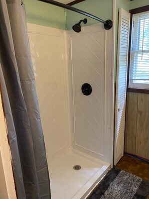 Douche, sĂšche-cheveux, serviettes fournies, savon