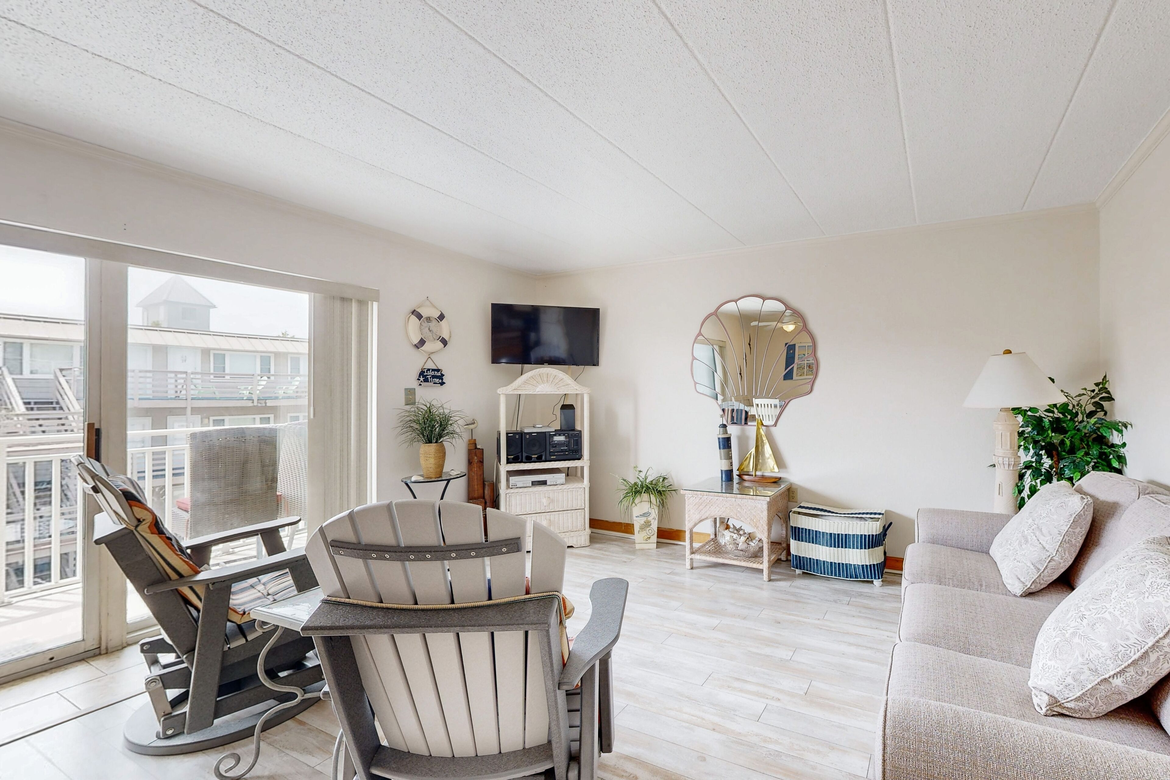 Homey condo with balcony & central AC - walk to the beach, shops & dining