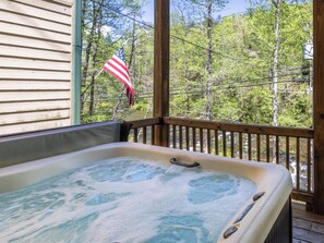 Outdoor spa tub - Rivers Rest – Beautiful Riverfront Townhome in Downtown Helen (Helen)