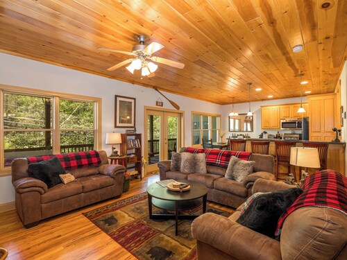 Rivers Rest – Beautiful Riverfront Townhome in Downtown Helen