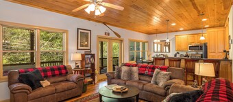 Rivers Rest – Beautiful Riverfront Townhome in Downtown Helen