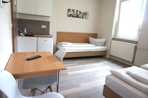 傳統公寓, 3 張單人床 | 1 間臥室、高級寢具、書桌、筆電工作空間