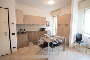Apartment, 1 Schlafzimmer | Eigene Küche | Großer Kühlschrank, Mikrowelle, Ofen, Herdplatte