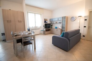Apartment, 1 Schlafzimmer | Wohnbereich | Flachbildfernseher