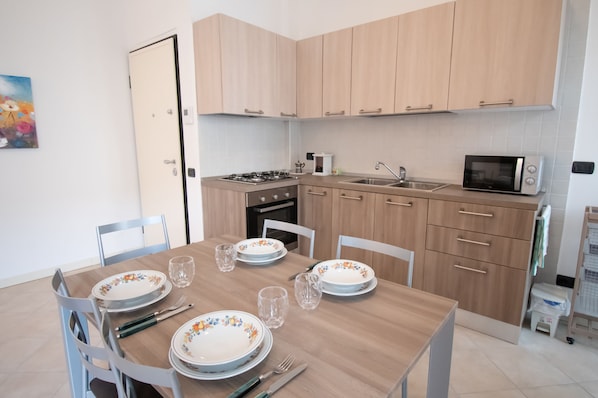 Appartement, 1 chambre | Cuisine privée | Grand réfrigérateur, micro-ondes, four, plaque de cuisson