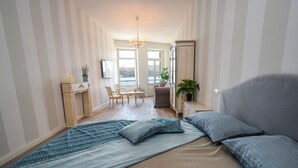 Una habitación de hotel con cama, escritorio y vistas al exterior.