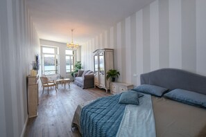 A bedroom with a large bed, a wardrobe, a desk, and a chair. - Romantic Benaco Salò - App. 02 (Salò)