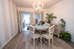 Leilighet – basic, 1 soverom | Oppholdsområde | Flatskjerm-TV