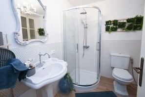 Basic Apartment, 1 Bedroom | Bathroom | Shower, rainfall showerhead, towels - Romantic Benaco Salò - App. 02 (Salò)