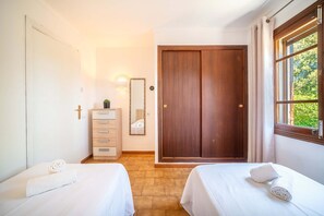 3 bedrooms, in-room safe, iron/ironing board, travel crib