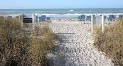 Bright & Breezy Spacious Bayview Condo - Walk to Beach - Unit 27 by RVA