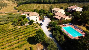 An aerial view of a property with a swimming pool, vineyard, and several buildings. - Appartamento a Montefalco (Montefalco)