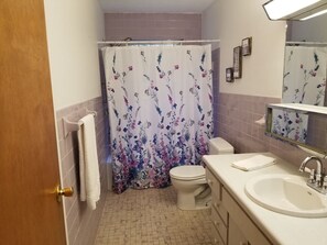 Badekar, hårføner, håndklær og såpe