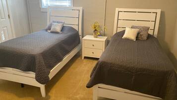 4 makuuhuonetta, silitysrauta/-lauta, ilmainen Wi-Fi, vuodevaatteet