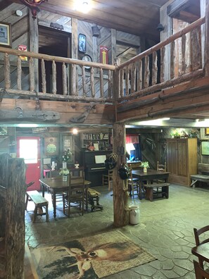 Dining - Enjoy the River Breeze (Tompkinsville)