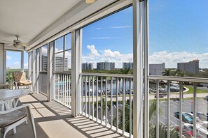 Outdoor dining - Vanderbilt Towers - Walk to the Beach! (Naples)