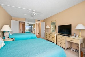 1 bedroom, WiFi, bed sheets - Vanderbilt Towers - Walk to the Beach! (Naples)