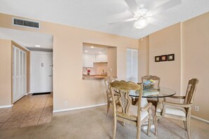 Dining - Vanderbilt Towers - Walk to the Beach! (Naples)