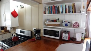 Een koelkast, een microgolfoven, een oven, een kookplaat